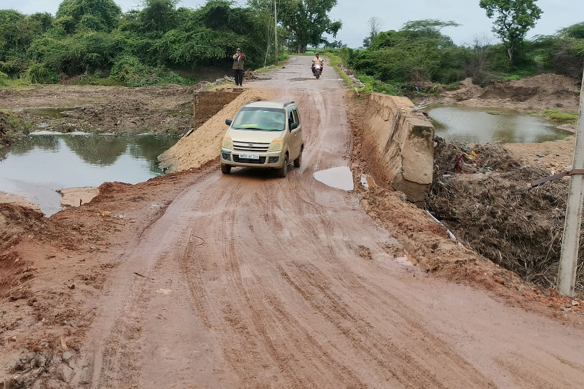 ಲಕ್ಷ್ಮೇಶ್ವರ ತಾಲ್ಲೂಕಿನ ಪುಟಗಾಂವ್‌ಬಡ್ನಿ–ಆದರಳ್ಳಿ ರಸ್ತೆ