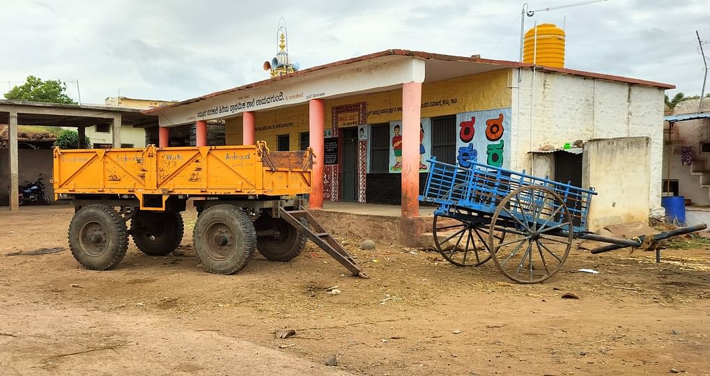 ಲಾಯದಗುಂದಿ ಗ್ರಾಮದ ಸರ್ಕಾರಿ ಹಿರಿಯ ಪ್ರಾಥಮಿಕ ಶಾಲೆಯ ಎದುರು ವಾಹನಗಳನ್ನು ನಿಲ್ಲಿಸಲಾಗುತ್ತಿದೆ