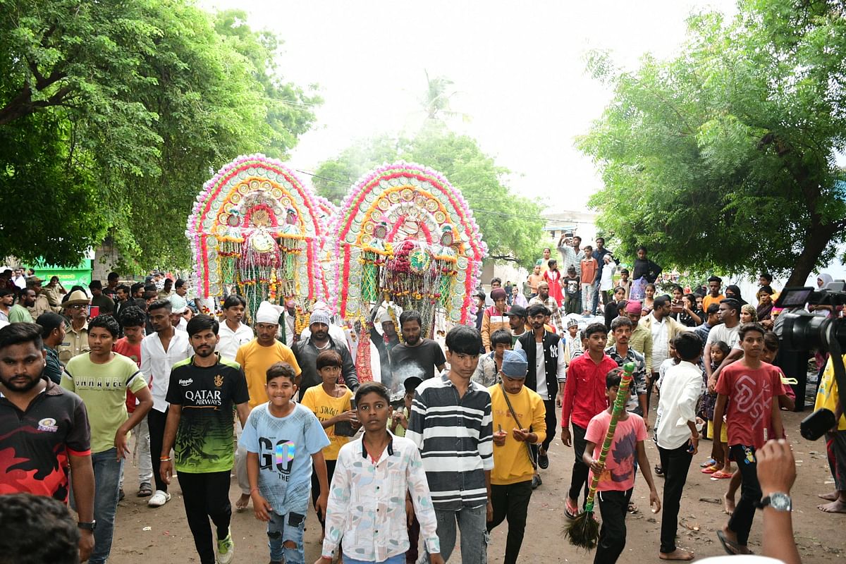 ಕಲಬುರಗಿಯ ಬ್ರಹ್ಮಪುರದಲ್ಲಿ ಬುಧವಾರ ಮೊಹರಂ ಹಬ್ಬದ ಅಂಗವಾಗಿ ಅಲಾಯಿ ಪೀರಾ ದೇವರುಗಳ ಮೆರವಣಿಗೆ ನಡೆಯಿತು