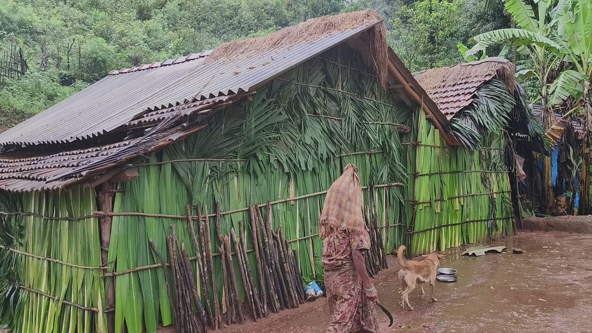 ಶೇಷ ಅವರ ಕುಟುಂಬಕ್ಕೆ ಆಸರೆ ನೀಡಿರುವ ಶಾರದಾ ಅವರ ಭೂತಬಾಳೆ ಎಲೆಗಳ ಗೋಡೆ ಇರುವ ಗುಡಿಸಲು.