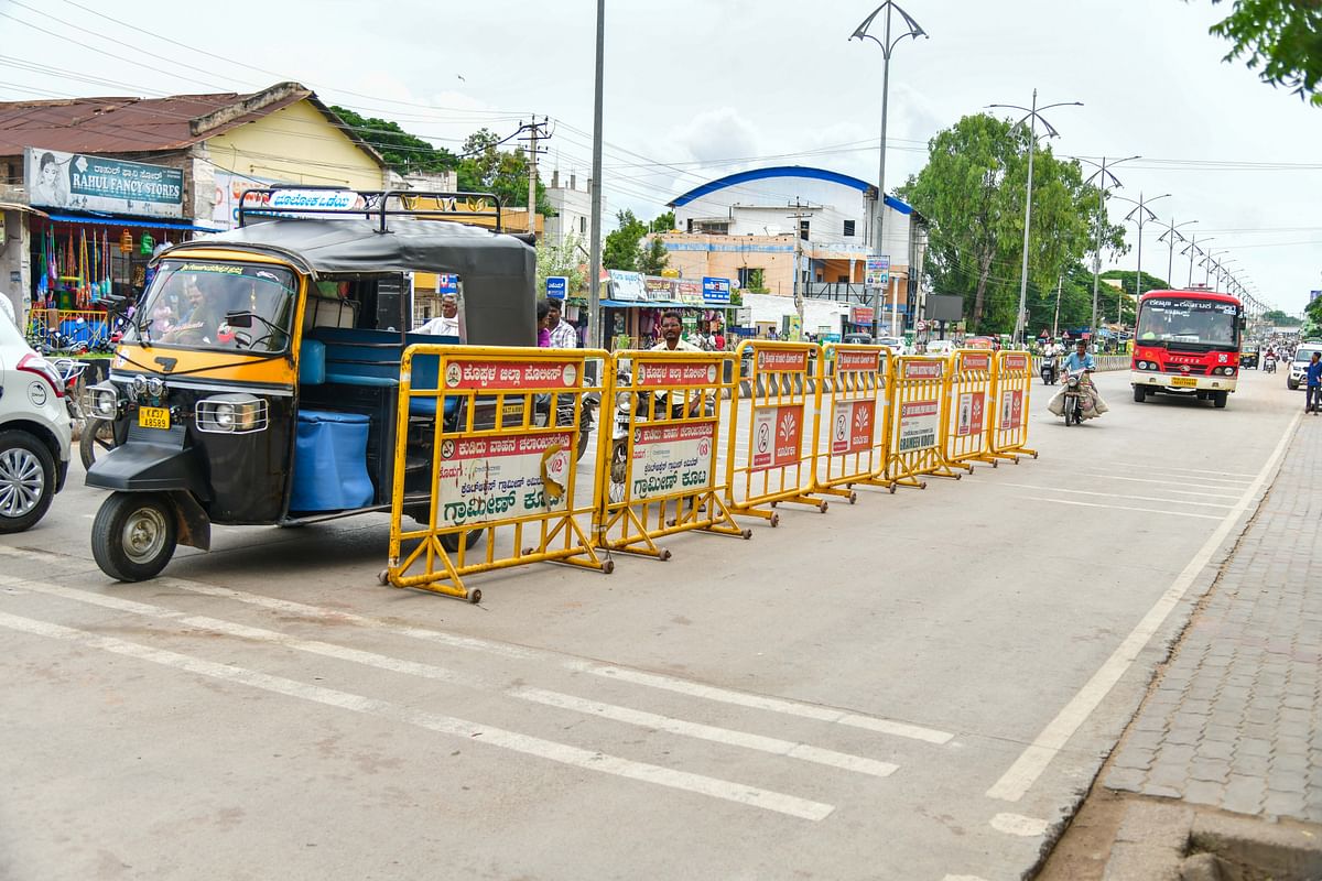 ಕೊಪ್ಪಳದ ಅಶೋಕ ವೃತ್ತದಲ್ಲಿ ಬ್ಯಾರಿಕೇಡ್‌ಗಳನ್ನು ಅಳವಡಿಸಿರುವುದು –