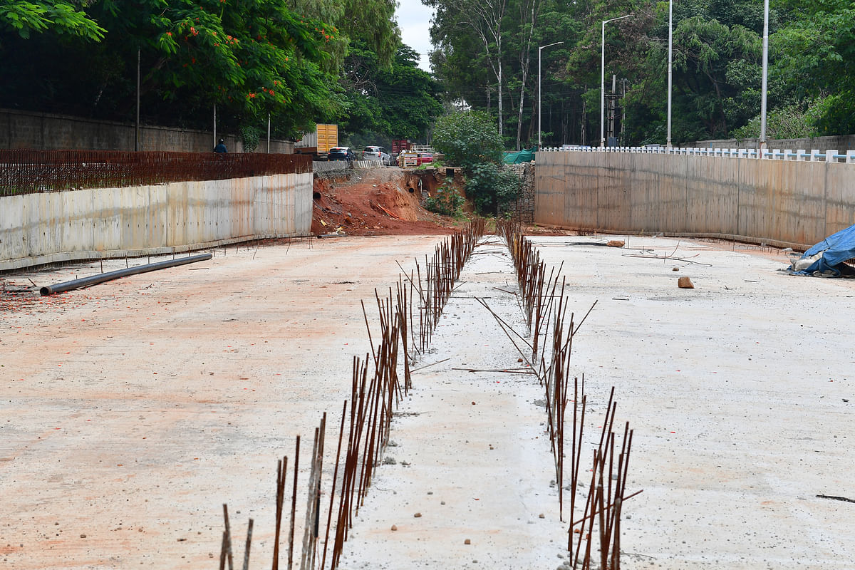 ಎಚ್‌ಎಂಟಿ ರಸ್ತೆ– ಪೈಪ್‌ಲೈನ್‌ ರಸ್ತೆ ಜಂಕ್ಷನ್‌ ಗ್ರೇಡ್‌ ಸೆಪರೇಟರ್‌ ಕಾಮಗಾರಿ ವರ್ಷಗಳಿಂದ ಸ್ಥಗಿತಗೊಂಡಿದ್ದು ಕಂಬಿಗಳು ತುಕ್ಕು ಹಿಡಿದಿವೆ ಕಾಮಗಾರಿ ಸ್ಥಳದಲ್ಲಿ ಗಿಡಗಳು ಬೆಳೆದಿವೆ.
ಪ್ರಜಾವಾಣಿ ಚಿತ್ರ: ಕೃಷ್ಣಕುಮಾರ್‌ ಪಿ.ಎಸ್