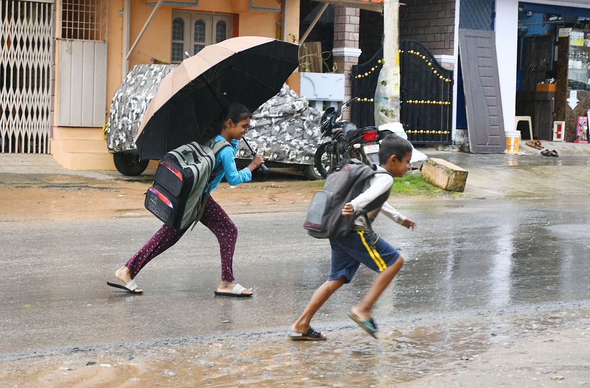 ಶಿವಮೊಗ್ಗದಲ್ಲಿ ಮಂಗಳವಾರ ಮಳೆಯ ನಡುವೆ ಮಕ್ಕಳ ನಡಿಗೆ..