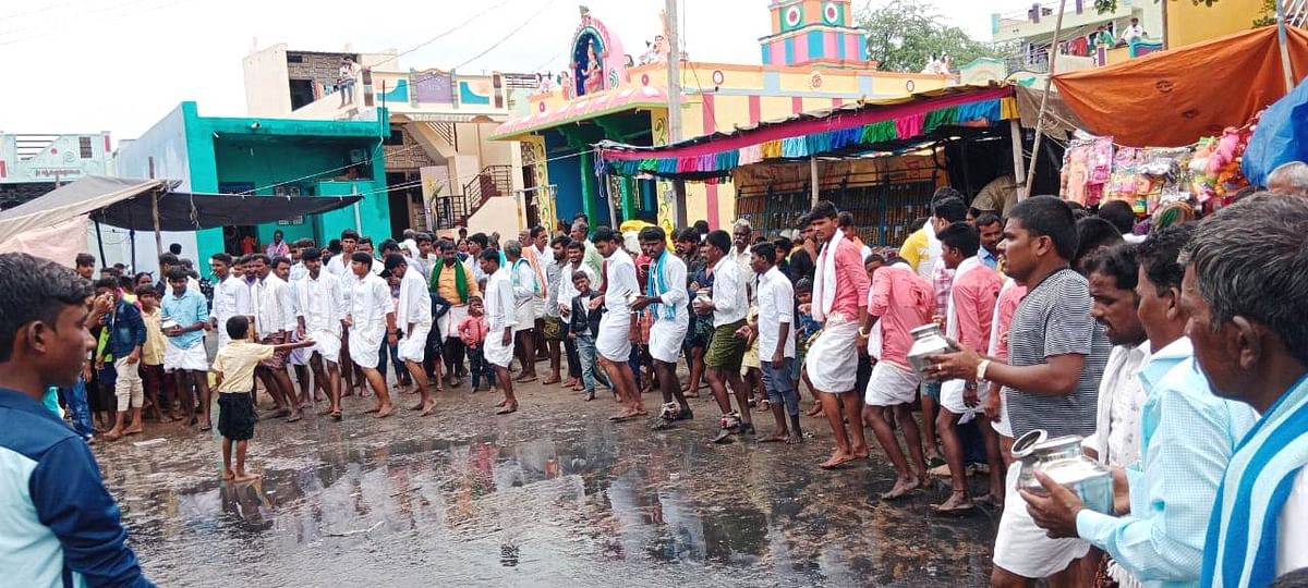 ಸಿರುಗುಪ್ಪ ತಾಲ್ಲೂಕಿನ ಅಗಸನೂರು ಗ್ರಾಮದಲ್ಲಿ ಭಾನುವಾರ ಮೊಹರಂ ಹಬ್ಬದ ಏಳನೇ ದಿನದ ಅಂಗವಾಗಿ ಯುವಕರು ಬಿಂದಿಗೆ ಹಿಡಿದು ಮೇಲ್ಪದ ಹಾಡುತ್ತಾ ಹೆಜ್ಜೆಹಾಕಿದರು