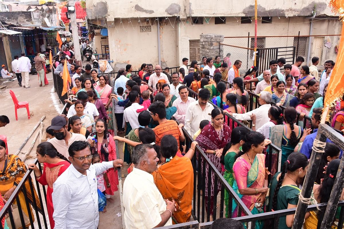 ಕಲಬುರಗಿಯ ಸ್ಟೇಷನ್‌ ಬಜಾರ್ ಸಮೀಪದ ವಿಠಲ ಮಂದಿರದಲ್ಲಿ ಬುಧವಾರ ದರ್ಶನ ಪಡೆಯಲು ಸರದಿ ಸಾಲಿನಲ್ಲಿ ನಿಂತಿರುವ ಭಕ್ತರು