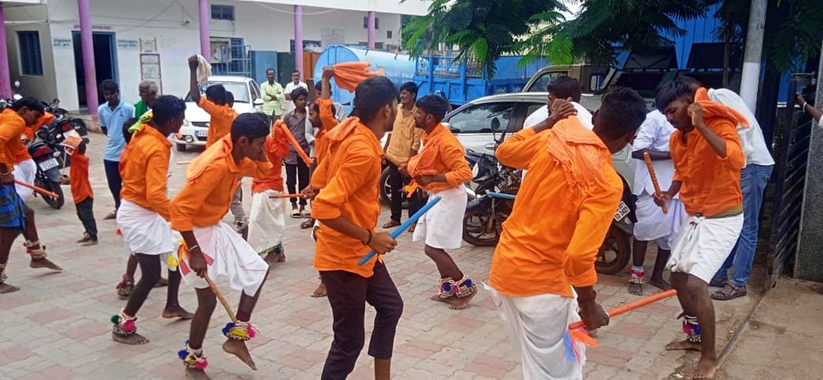 ಕುಷ್ಟಗಿಯಲ್ಲಿ ಸೋಮವಾರ ನಿಡಶೇಸಿ ಗ್ರಾಮದ ಕಲಾವಿದರು ಅಲಾಯಿ ಕುಣಿತ (ಹೆಜ್ಜೆ) ಪ್ರದರ್ಶಿಸಿದರು