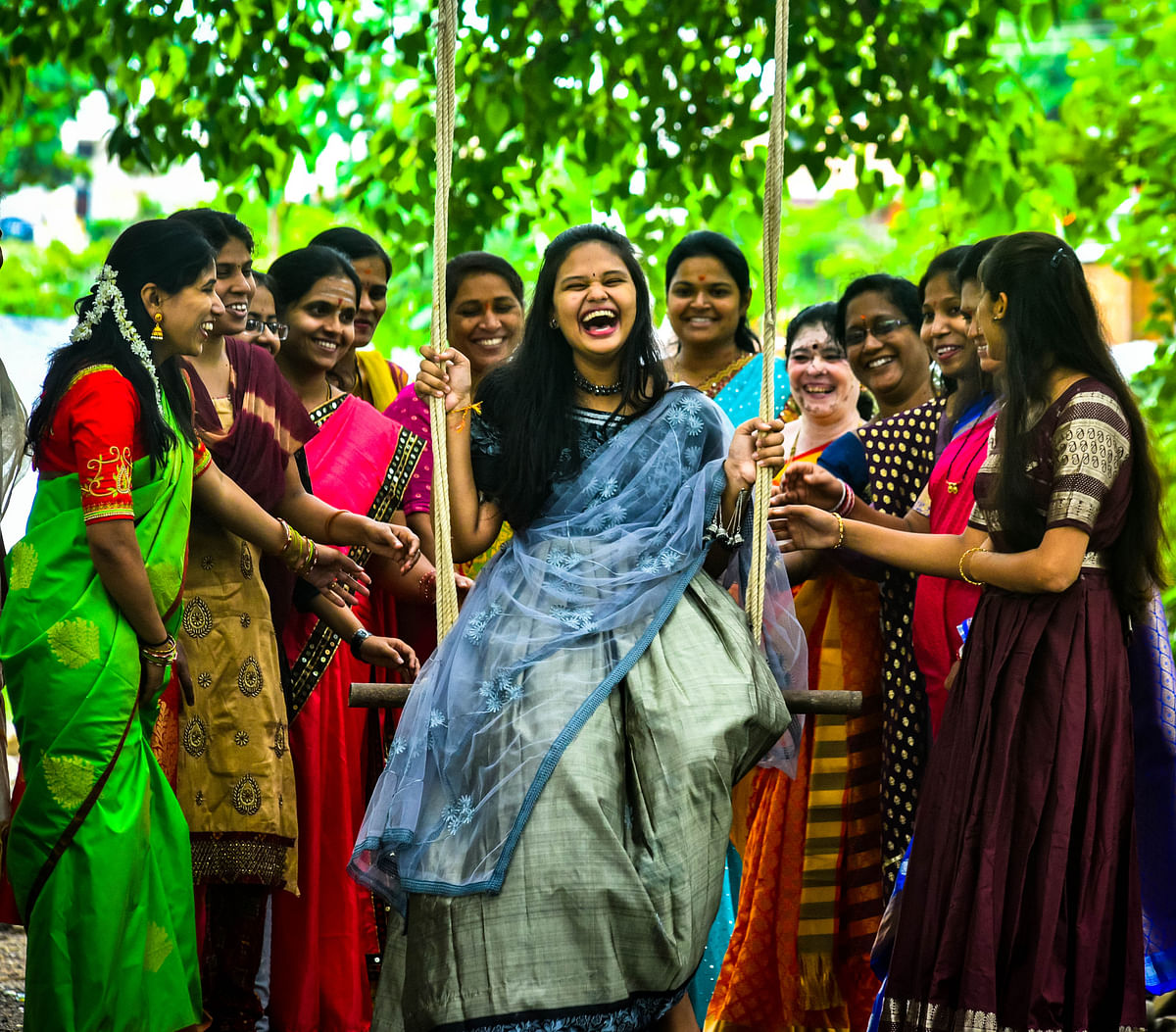 ಕಲಬುರಗಿಯ ಚೌಡೇಶ್ವರ ಕಾಲೋನಿಯ ಮಾತಾ ಮಾಣಿಕೇಶ್ವರಿ ದೇವಸ್ಥಾನದ ಆವರಣದಲ್ಲಿ ಮಂಗಳವಾರ ನಾಗರ ಪಂಚಮಿ ಹಬ್ಬದ ಅಂಗವಾಗಿ ಸಂಭ್ರಮದಿಂದ ಯುವತಿಯರು ಜೋಕಾಲಿ ಆಡುತ್ತಿರುವುದು- ಪ್ರಜಾವಾಣಿ ಚಿತ್ರ/ತಾಜುದ್ದೀನ ಆಜಾದ್‌