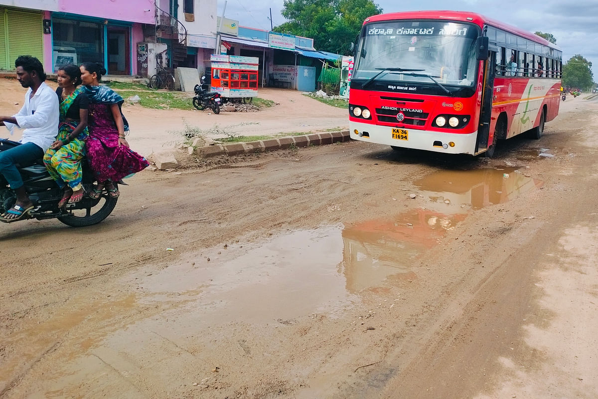 ಕವಿತಾಳದಲ್ಲಿ ರಾಯಚೂರು ಲಿಂಗಸುಗೂರು ರಾಜ್ಯ ಹೆದ್ದಾರಿ ಕೆಸರು ಗದ್ದೆಯಂತಾಗಿರುವುದು.