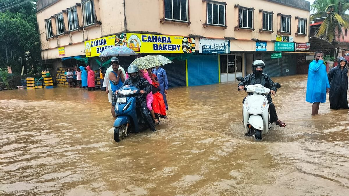 ಉಡುಪಿ ನಗರದ ಜಲಾವೃತ ರಸ್ತೆಯಲ್ಲೇ ತೆರಳಿದ ದ್ವಿಚಕ್ರ ವಾಹನ ಸವಾರರು