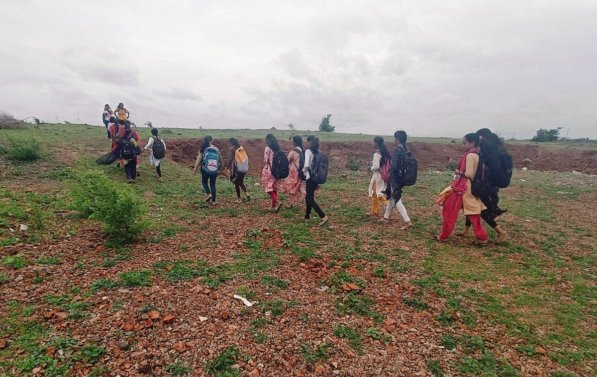 ಬಸ್‌ ವ್ಯವಸ್ಥೆ ಇಲ್ಲದ್ದರಿಂದ ನಡೆದುಕೊಂಡೇ ತರಗತಿಗೆ ಹೋಗುತ್ತಿರುವ ಸದಲಗಾದ ಸರ್ಕಾರಿ ಪಾಲಿಟೆಕ್ನಿಕ್‌ ವಿದ್ಯಾರ್ಥಿನಿಯರು