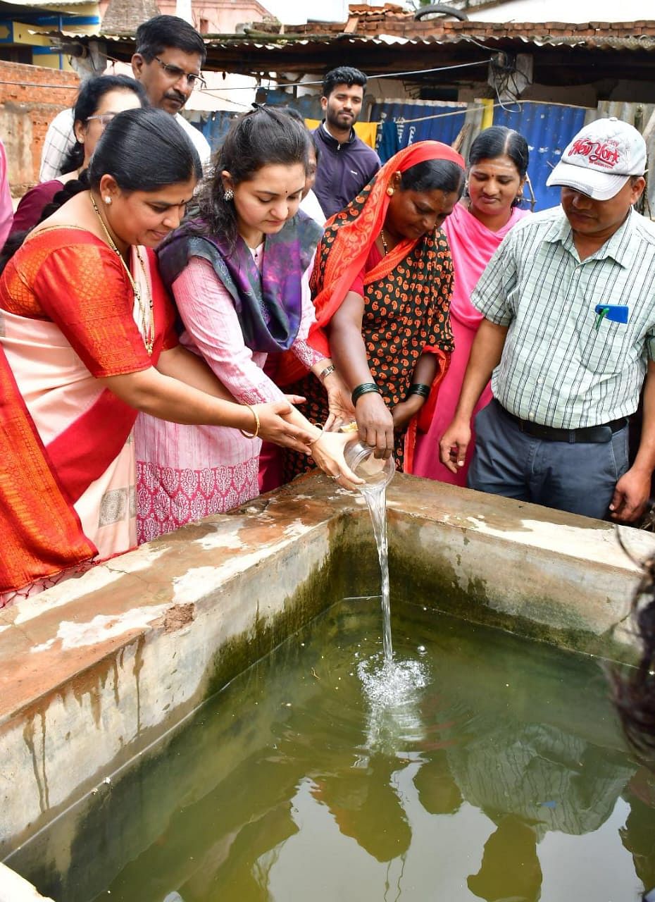 ಧಾರವಾಡದ ಕೆಲಗೇರಿಯಲ್ಲಿ ತೊಟ್ಟಿಗೆ ಜಿಲ್ಲಾಧಿಕಾರಿ ದಿವ್ಯಪ್ರಭು ಅವರು ಗಪ್ಪಿ ಮೀನುಗಳನ್ನು ಬಿಟ್ಟರು