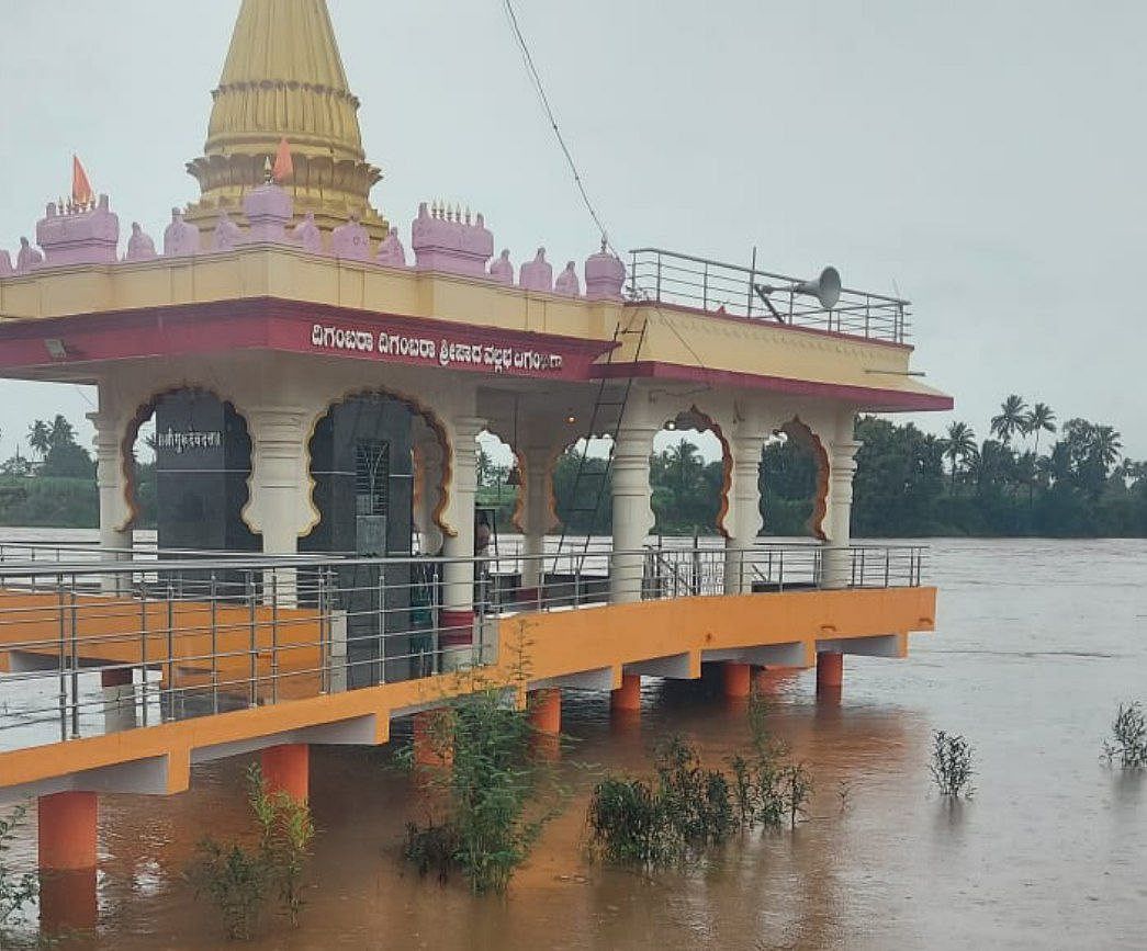 ಚಿಕ್ಕೋಡಿ ತಾಲ್ಲೂಕಿನ ಕಲ್ಲೋಳ ಗ್ರಾಮದ ಬಳಿಯಲ್ಲಿ ಕೃಷ್ಣಾ ನದಿ ತೀರದಲ್ಲಿ ದತ್ತಾತ್ರೇಯ ಮಂದಿರ ಜಲಾವೃತಗೊಂಡಿದೆ