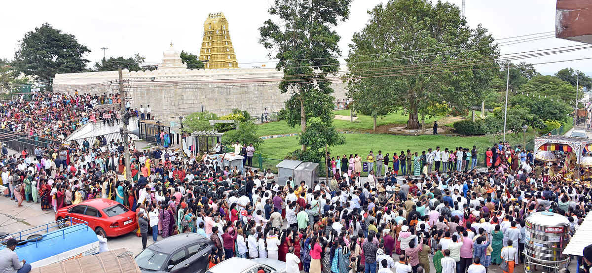 ಚಾಮುಂಡಿ ಬೆಟ್ಟದಲ್ಲಿ ಶನಿವಾರ ಚಾಮುಂಡೇಶ್ವರಿಯ ವರ್ಧಂತಿಯಲ್ಲಿ ಪಾಲ್ಗೊಂಡ ಭಕ್ತರು