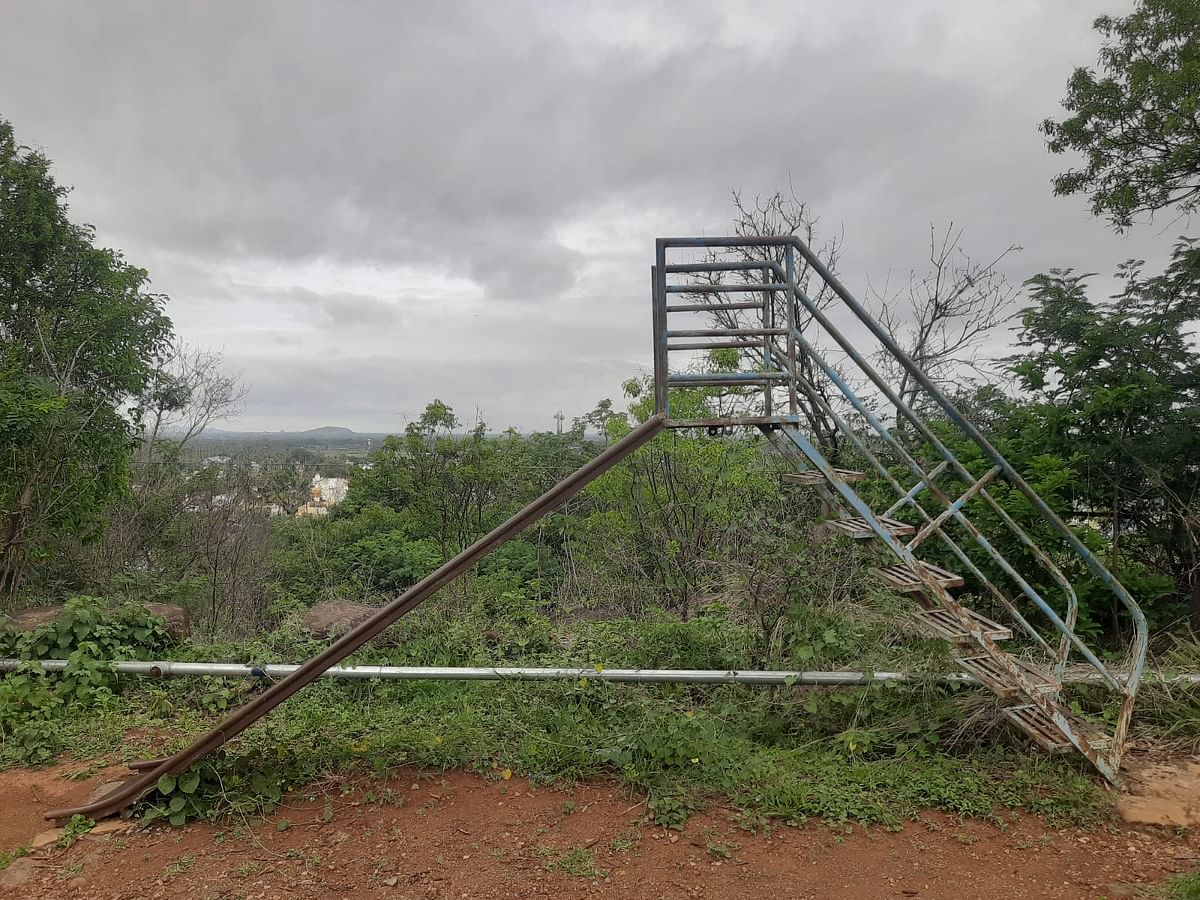 ಕೊಳ್ಳೇಗಾಲ ತಾಲ್ಲೂಕಿನ ವೃಕ್ಷ ವನದಲ್ಲಿರುವ ಮಕ್ಕಳ ಆಟಿಕೆ ಹಾಳಾಗಿರುವುದು