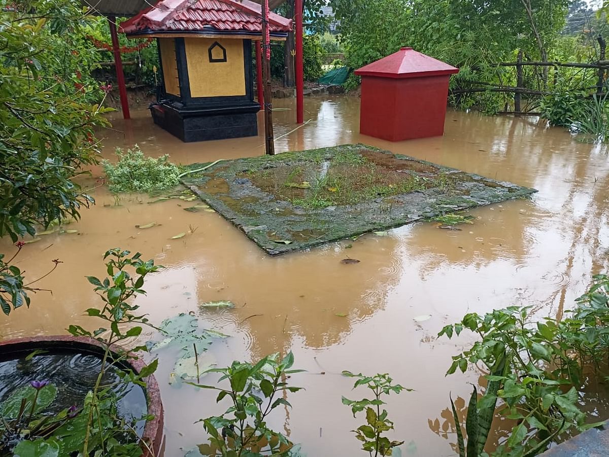 ಅಲೆಕಟ್ಟೆ ರಸ್ತೆಯ ಕಾವೇರಿ ಬಡಾವಣೆಯಲ್ಲಿ ಕಕ್ಕೆಹೊಳೆ ನೀರು ತುಂಬಿ ಹರಿದು ದೇವಾಲಯ ನೀರಿನಿಂದ ಆವೃತ್ತವಾಗಿದೆ