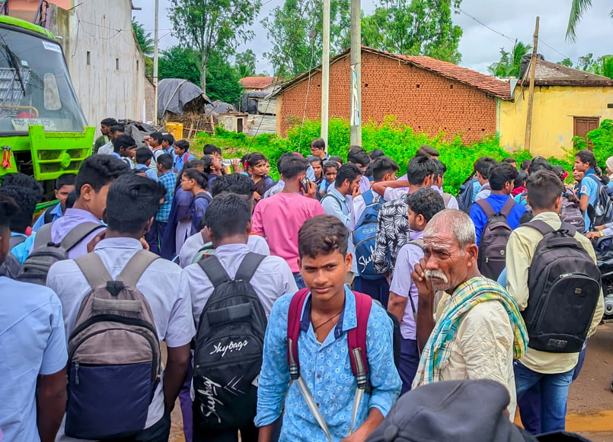 ಹೆಚ್ಚುವರಿ ಬಸ್ ಸೌಲಭ್ಯಕ್ಕೆ ಆಗ್ರಹಿಸಿ ಚನ್ನಮ್ಮನ ಕಿತ್ತೂರು ಸಮೀಪದ ಮೇಟ್ಯಾಲ್ ಗ್ರಾಮದಲ್ಲಿ ಬಸ್ ತಡೆದು ವಿದ್ಯಾರ್ಥಿಗಳು ಪ್ರತಿಭಟಿಸಿದರು