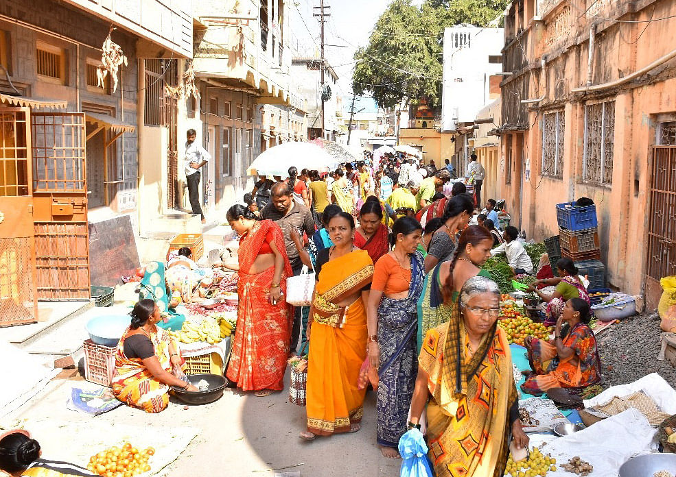 ಇಳಕಲ್‌ನಲ್ಲಿ ಇಕ್ಕಟ್ಟಾದ ರಸ್ತೆಯ ಮೇಲೆ ತರಕಾರಿ ಮಾರಾಟ ನಡೆಯುತ್ತದೆ