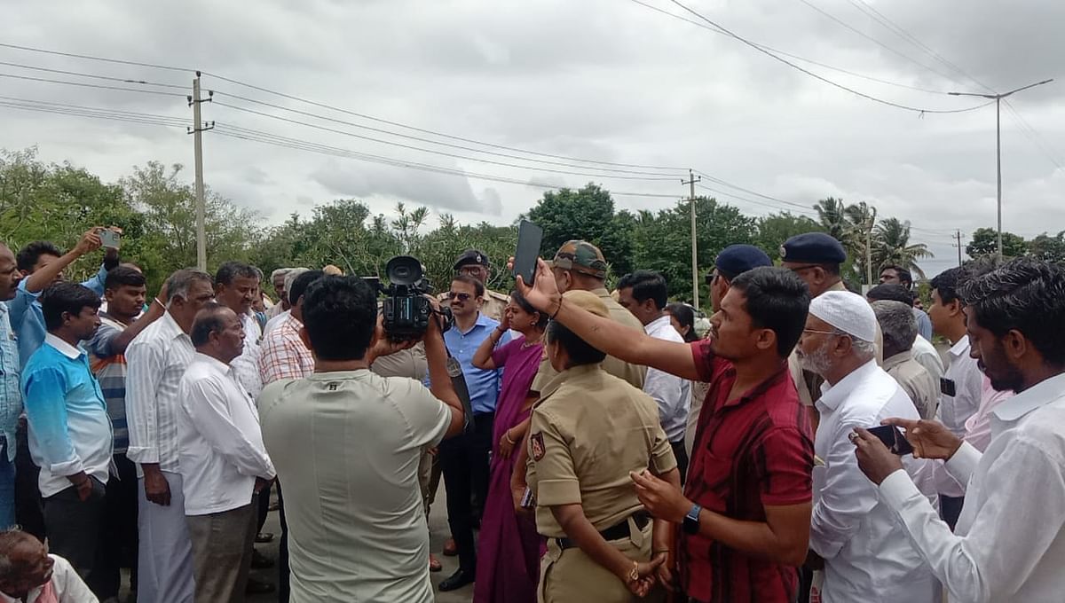 ಜಿಲ್ಲಾಧಿಕಾರಿಗಳ ನಿರ್ಲಕ್ಷ್ಯ ಧೋರಣೆ ಖಂಡಿಸಿವಸಂತನರಸಾಪುರ ಕೈಗಾರಿಕಾ ಪ್ರದೇಶದ 5 ಮತ್ತು 6ನೇ ಹಂತದ ರೈತರು ಪ್ರತಿಭಟನೆ ನಡೆಸಿದರು.