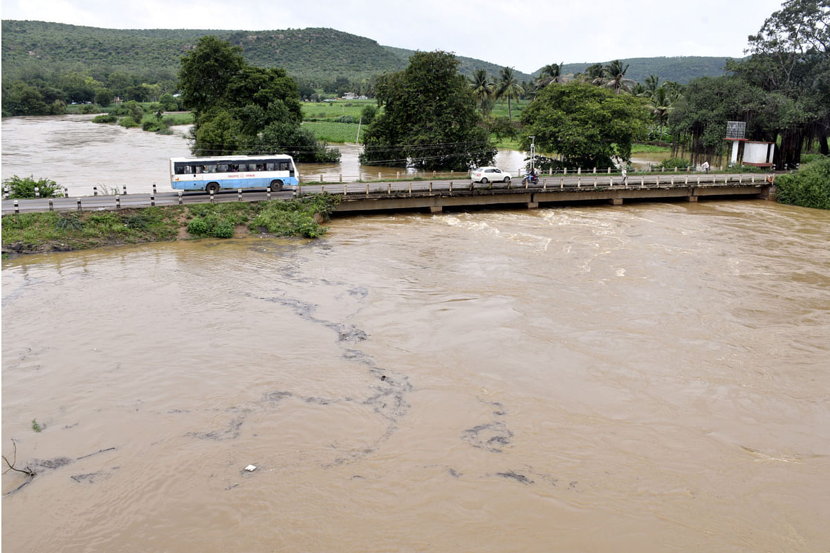 ಗೋಕಾಕ ಹೊರವಲಯದಲ್ಲಿ ಮಾರ್ಕಂಡೇಯ ನದಿಗೆ ನಿರ್ಮಿಸಿರುವ ಚಿಕ್ಕೋಳಿ ಸೇತುವೆ ಮೂಲಕ ಗೋಕಾಕ ಫಾಲ್ಸ್ ಕಡೆಗೆ ಸಾಗುವ ಸೇತುವೆ