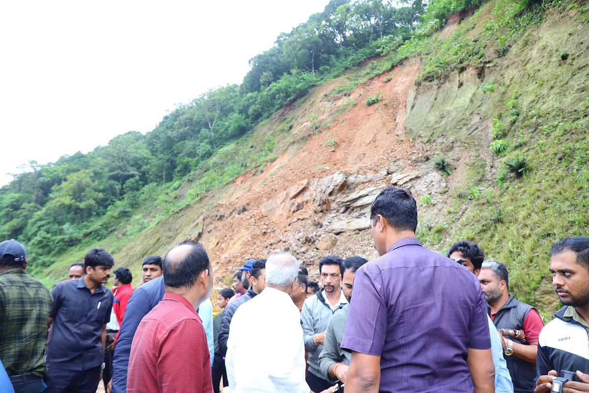 ಕೊಡಗು ಜಿಲ್ಲಾ ಉಸ್ತುವಾರಿ ಸಚಿವ ಎನ್.ಎಸ್.ಭೋಸರಾಜು ಅವರು ಶನಿವಾರ ಮಡಿಕೇರಿ– ಮಂಗಳೂರು ರಾಷ್ಟ್ರೀಯ ಹೆದ್ದಾರಿಯಲ್ಲಿ ಕರ್ತೋಜಿ ಎಂಬಲ್ಲಿ ಕುಸಿಯುತ್ತಿರುವ ಗುಡ್ಡವನ್ನು ಪರಿಶೀಲಿಸಿದರು