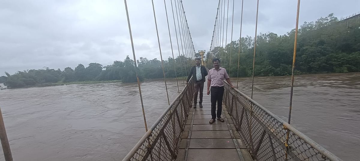 ಕುಶಾಲನಗರ ಸಮೀಪದ ಕಣಿವೆ ರಾಮಲಿಂಗೇಶ್ವರ ದೇವಾಲಯ ಸನ್ನಿಧಿಯ ತೂಗುಸೇತುವೆ ಬಳಿ ಹಾರಂಗಿ ಹಾಗೂ ಕಾವೇರಿ ನದಿಗಳು ಸಂಗಮಗೊಂಡು ಹರಿಯುತ್ತಿದ್ದು ನದಿಯ ನೀರಿನ ಮಟ್ಟದಲ್ಲಿ ಗಣನೀಯವಾಗಿ ಏರಿಕೆ ಕಂಡುಬಂದಿದೆ