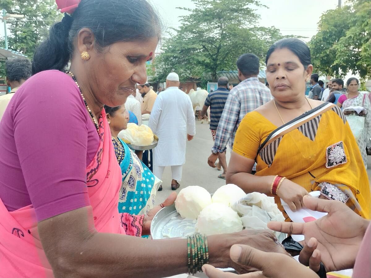 ಬಿಂಡಿಗನವಿಲೆ ಸಂತೆಯಲ್ಲಿ ಬೆಣ್ಣೆ ವ್ಯಾಪಾರದಲ್ಲಿ ತೊಡಗಿರುವ ಮಹಿಳೆಯರು