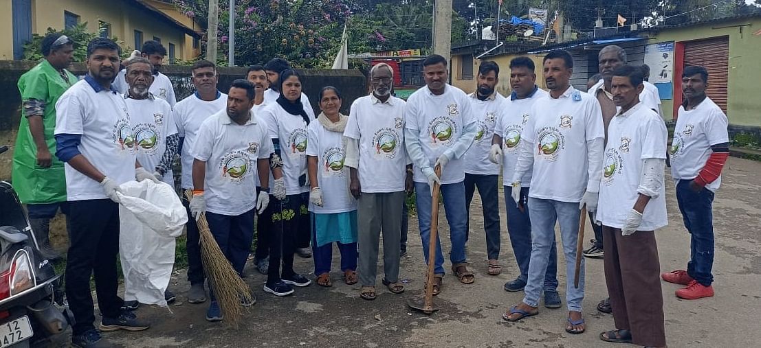 ಎ.ಎಸ್.ಪೊನ್ನಣ್ಣ ಜನ್ಮದಿನದ ಪ್ರಯುಕ್ತ ಚೆನ್ನಯ್ಯನಕೋಟೆಯಲ್ಲಿ ಮಂಗಳವಾರ ಸ್ವಚ್ಛತಾ ಅಭಿಯಾನ ನಡೆಯಿತು.