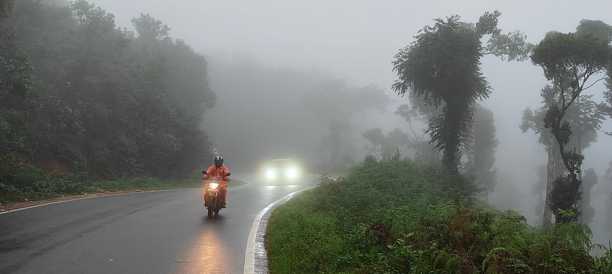 ಚಾರ್ಮಾಡಿ ಘಾಟಿಯಲ್ಲಿ ಮಂಜು ಮತ್ತು ಮಳೆಯ ನಡುವೆ ವಾಹನಗಳು ಸಂಚರಿಸುತ್ತಿರುವುದು