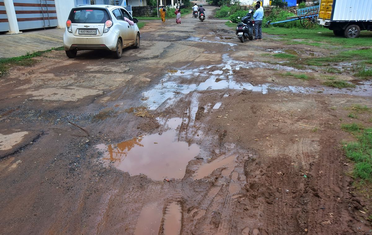 ಉಣಕಲ್‌ ಗ್ರಾಮದ ಕಲ್ಮೇಶ್ವರ ನಗರದಲ್ಲಿ ಮಣ್ಣಿನ ರಸ್ತೆ
–ಪ್ರಜಾವಾಣಿ ಚಿತ್ರ: ಗುರು ಹಬೀಬ 