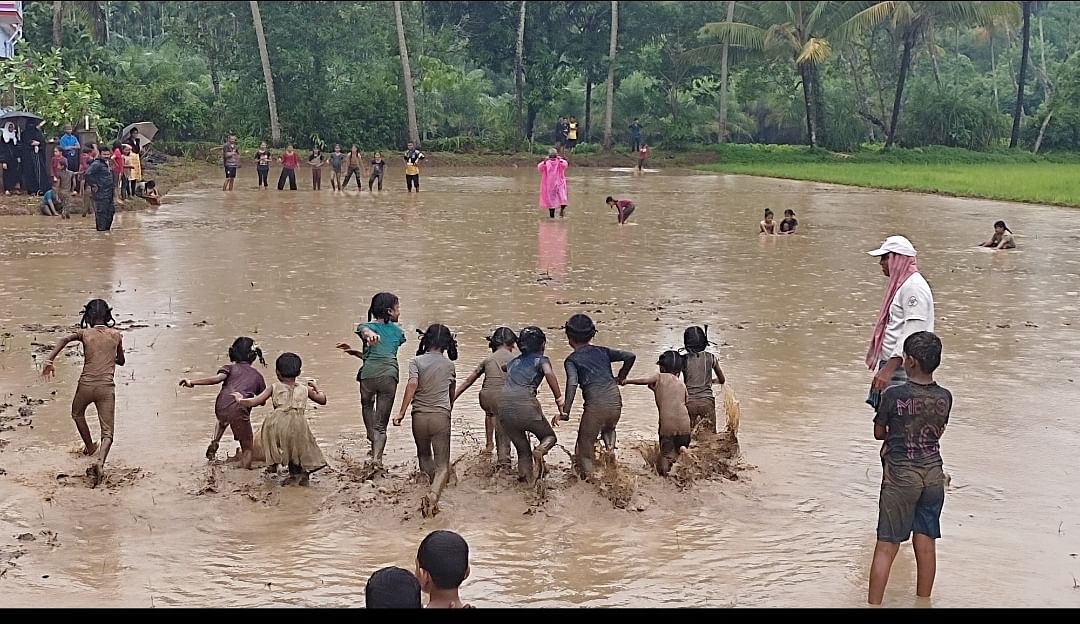 ಕೆಸರುಗದ್ದೆ ಕ್ರೀಡೆಯಲ್ಲಿ ವಿದ್ಯಾರ್ಥಿಗಳು