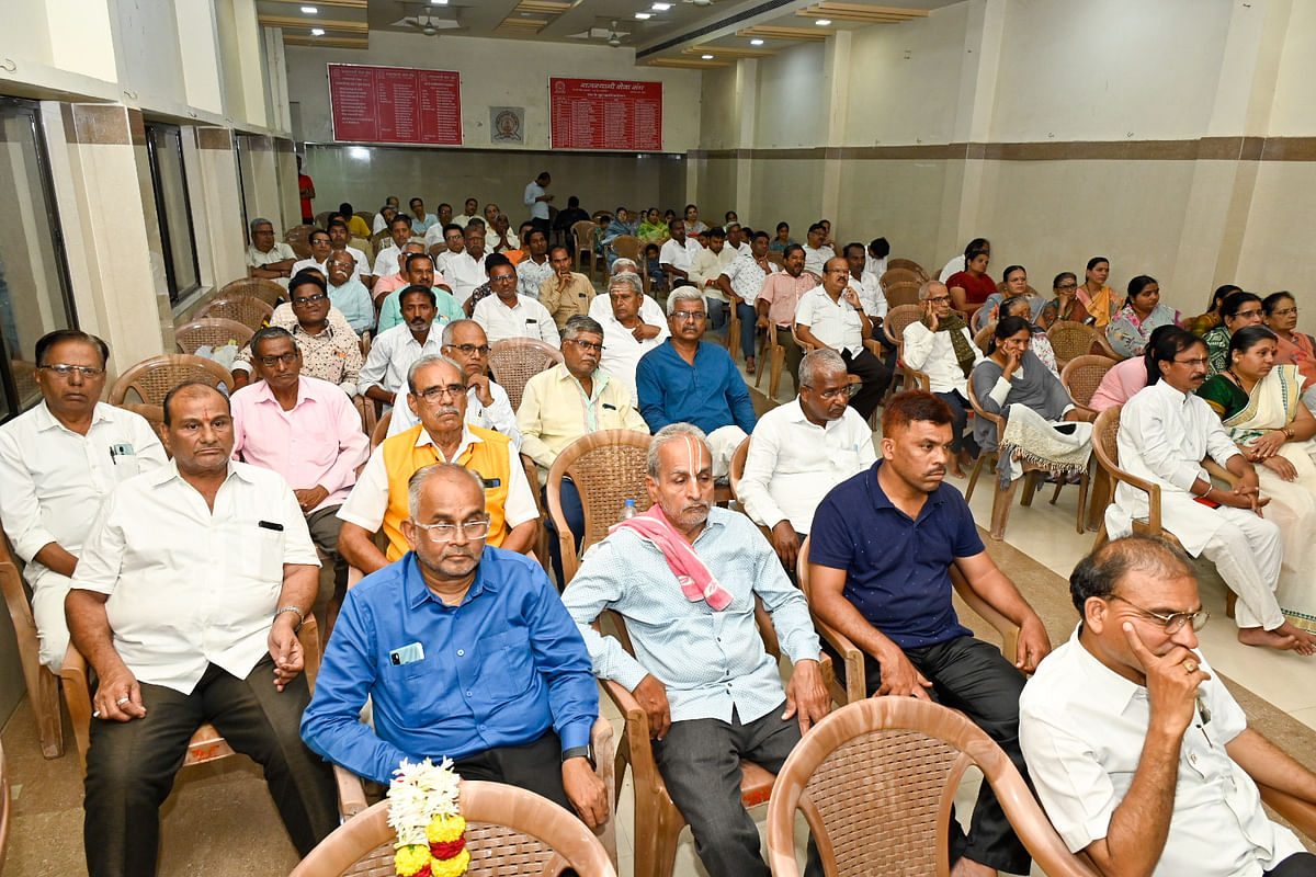 ಕಲಬುರಗಿಯ ಮಾಯಿ ಮಂದಿರದಲ್ಲಿ ಶನಿವಾರ ನಡೆದ ವಿಹಂಗಮ ಯೋಗದ ಸತ್ಸಂಗದಲ್ಲಿ ಪಾಲ್ಗೊಂಡಿದ್ದ ಜನರು
–ಪ್ರಜಾವಾಣಿ ಚಿತ್ರ