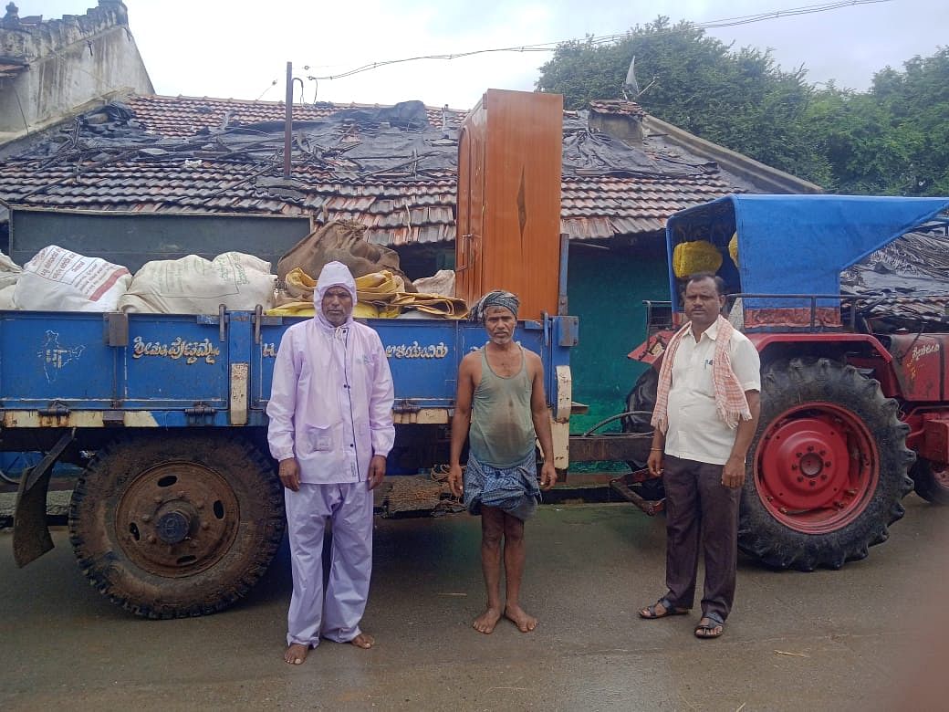 ಕಡರನಾಯ್ಕನಹಳ್ಳಿ: ಸಮೀಪದ ಎಳೆಹೊಳೆ ಗ್ರಾಮದ ಲೋಹಿತಪ್ಪ ಇವರ ಮನೆ ಬೀಳುವ ಹಂತದಲ್ಲಿರುವುದರಿಂದ ಮುಂಜಾಗ್ರತಾ ವಾಗಿ ಬೇರೆ ಕಡೆ ಸಾಮಾನು ಸರಂಜಾಮುಗಳನ್ನು ಸಾಗಿಸಿದರು