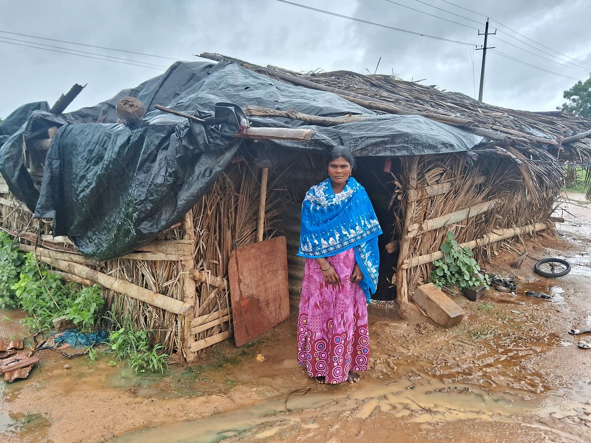 ಗ್ರಾಮದ ಸಮಸ್ಯೆ ಹೇಳಿಕೊಳ್ಳುತ್ತಿರುವ ಮಹಿಳೆ