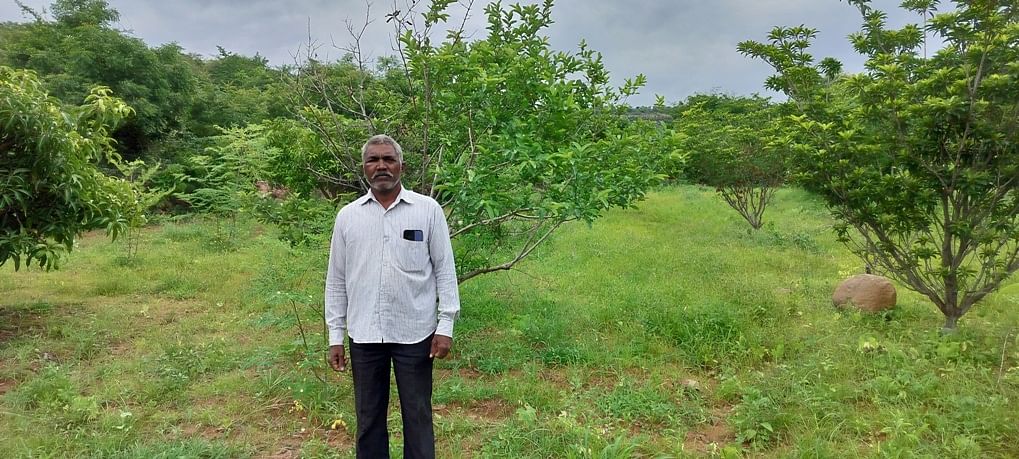 ಕೃಷಿ ಬೆಳೆಗಳೊಂದಿಗೆ ರೈತ ಮಾಗುಂಡಪ್ಪ ಕಮತರ 