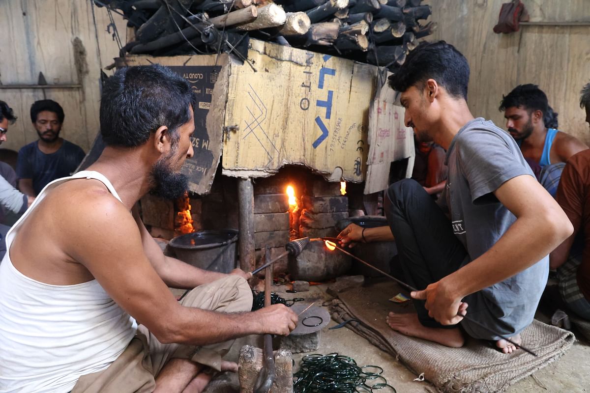 ಚನ್ನಮ್ಮನ ಕಿತ್ತೂರಿನ ಭಟ್ಟಿ ತಯಾರಾಗುತ್ತಿರುವ ಬಳೆ