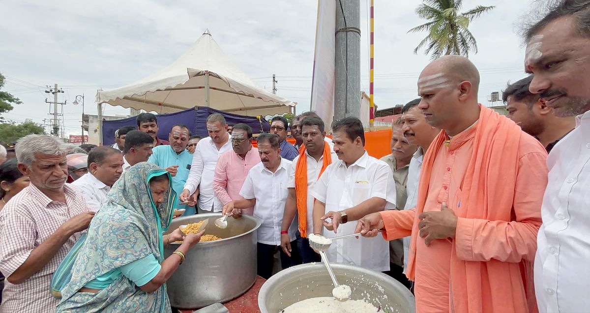 ಚಾಮುಂಡಿಪುರಂನ ಬಸವ ಬಳಗವು ಚಾಮುಂಡಿಪುರಂ ವೃತ್ತದಲ್ಲಿ ಆಯೋಜಿಸಿದ್ದ ಅನ್ನ ಸಂತರ್ಪಣೆಗೆ ಸ್ವಾಮಿ ಮಠದ ಅಡವಿ ಸ್ವಾಮೀಜಿ ಕಾಂಗ್ರೆಸ್ ಮುಖಂಡರಾದ ಎಂ.ಕೆ. ಸೋಮಶೇಖರ್ ಎಚ್‌.ವಿ. ರಾಜೀವ್ ಚಾಲನೆ ನೀಡಿದರು