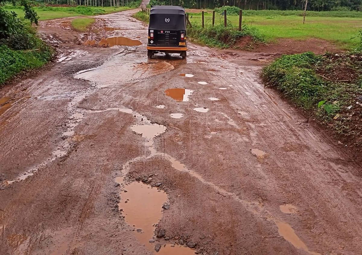 ನಾಪೋಕ್ಲು ಸಮೀಪದ ಕೂರುಳಿ-ಎಮ್ಮೆಮಾಡು ರಸ್ತೆಯಲ್ಲಿ ವಾಹನ ಸಂಚಾರ ದುಸ್ತರವಾಗಿದೆ