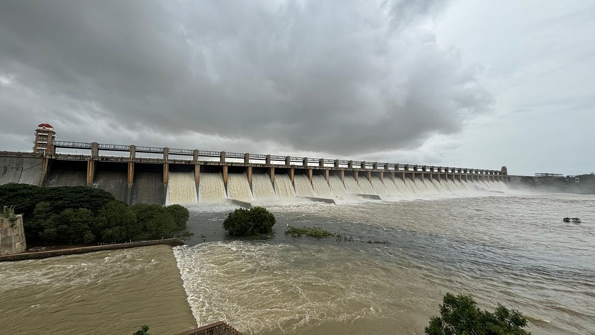 ಹೊಸಪೇಟೆ ಸಮೀಪದ ತುಂಗಭದ್ರಾ ಅಣೆಕಟ್ಟೆಯಿಂದ ಗುರುವಾರ ಸಂಜೆ 28 ಕ್ರಸ್ಟ್‌ಗೇಟ್‌ಗಳನ್ನು ತೆರೆದು ನೀರನ್ನು ಹೊರಕ್ಕೆ ಬಿಡಲಾಯಿತು –ಪ್ರಜಾವಾಣಿ ಚಿತ್ರ/ ಲವ ಕೆ.