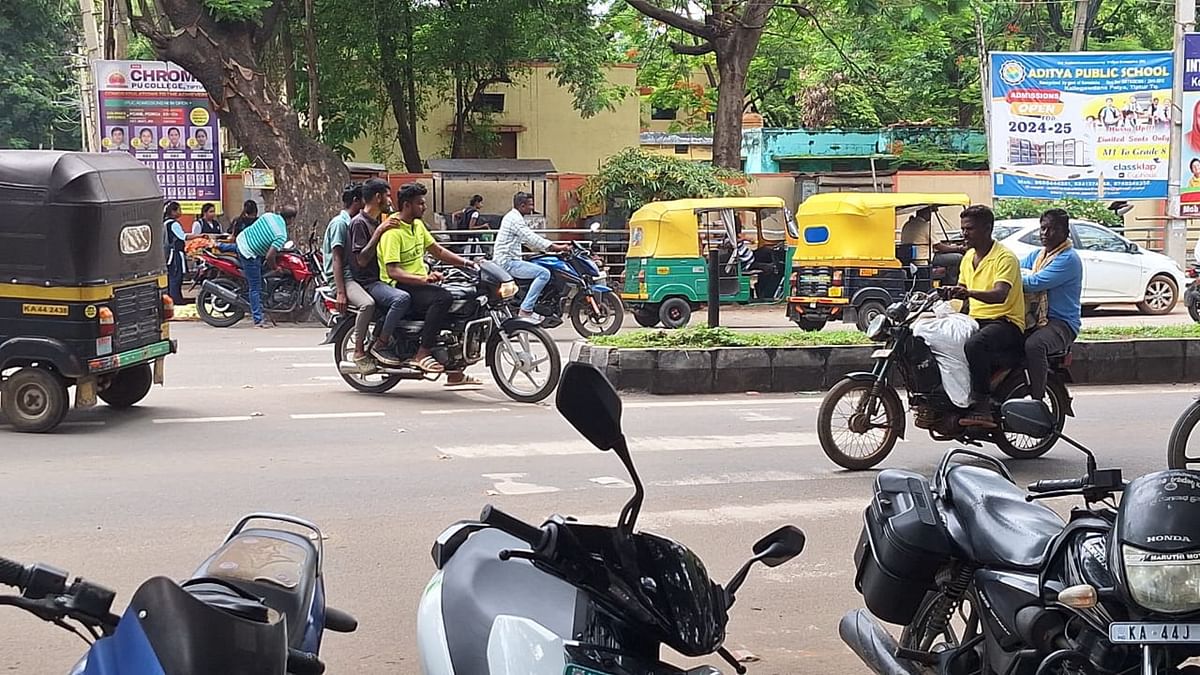 ತಿಪಟೂರಿನಲ್ಲಿ ಅಡ್ಡಾದಿಡ್ಡಿ ವಾಹನ ನಿಲುಗಡೆ