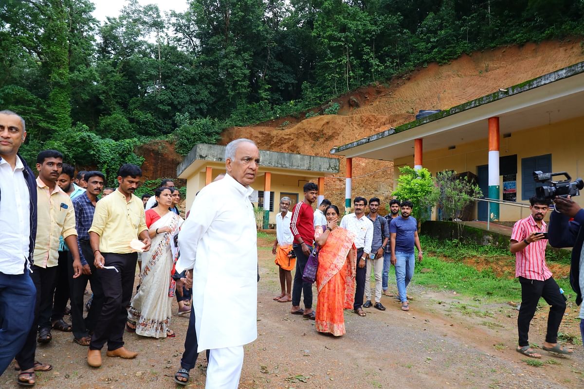 ಕೊಡಗು ಜಿಲ್ಲಾ ಉಸ್ತುವಾರಿ ಸಚಿವ ಎನ್.ಎಸ್.ಭೋಸರಾಜು ಅವರು ಮಣ್ಣು ಕಲ್ಲುಗಳು ಕುಸಿದು ಹಾನಿಗೀಡಾಗಿದ್ದ ಕೊಯನಾಡಿನ ಶಾಲೆಗೆ ಶನಿವಾರ ಭೇಟಿ ನೀಡಿ ಪರಿಶೀಲನೆ ನಡೆಸಿದರು