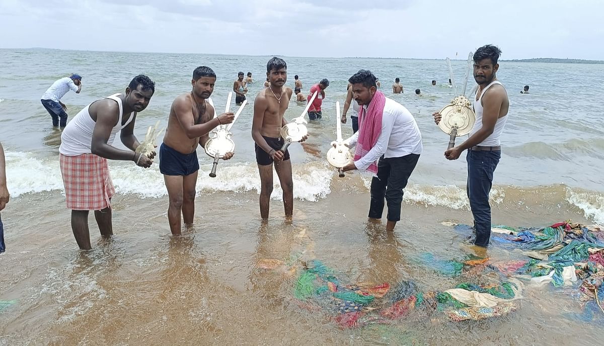 ಆಲಮಟ್ಟಿಯ ಕೃಷ್ಣಾ ನದಿಯಲ್ಲಿ ಅಲಾಯಿ ದೇವರುಗಳ ಸ್ನಾನದ ದೃಶ್ಯ