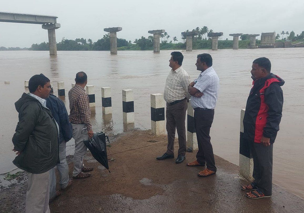 ಚಿಕ್ಕೋಡಿ ತಾಲ್ಲೂಕಿನ ಕಲ್ಲೋಳ–ಯಡೂರ ಸೇತುವೆ ಬಳಿಯಲ್ಲಿ ಕೃಷ್ಣಾ ನದಿ ನೀರಿನ ಮಟ್ಟವನ್ನು ಚಿಕ್ಕೋಡಿ ಉಪ ವಿಭಾಗಾಧಿಕಾರಿ ಸುಭಾಷ್ ಸಂಪಗಾವಿ ಸೇರಿದಂತೆ ಇತರೆ ಅಧಿಕಾರಿಗಳು ವೀಕ್ಷಿಸಿದರು