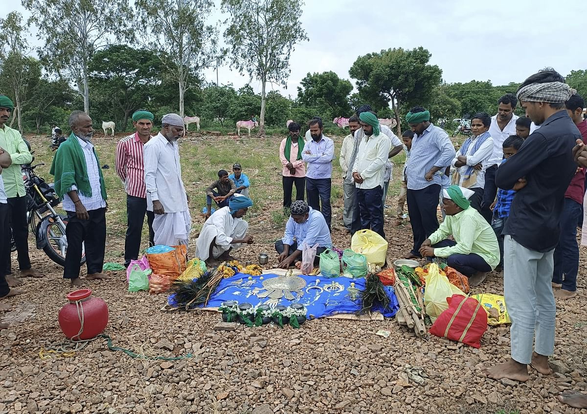 ಆಲಮಟ್ಟಿಯ ಕೃಷ್ಣಾ ನದಿಯ ದಂಡೆಯಲ್ಲಿ ಸ್ನಾನದ ನಂತರ ಅಲಾಯಿ ದೇವರುಗಳ ಪೂಜೆಯ ದೃಶ್ಯ