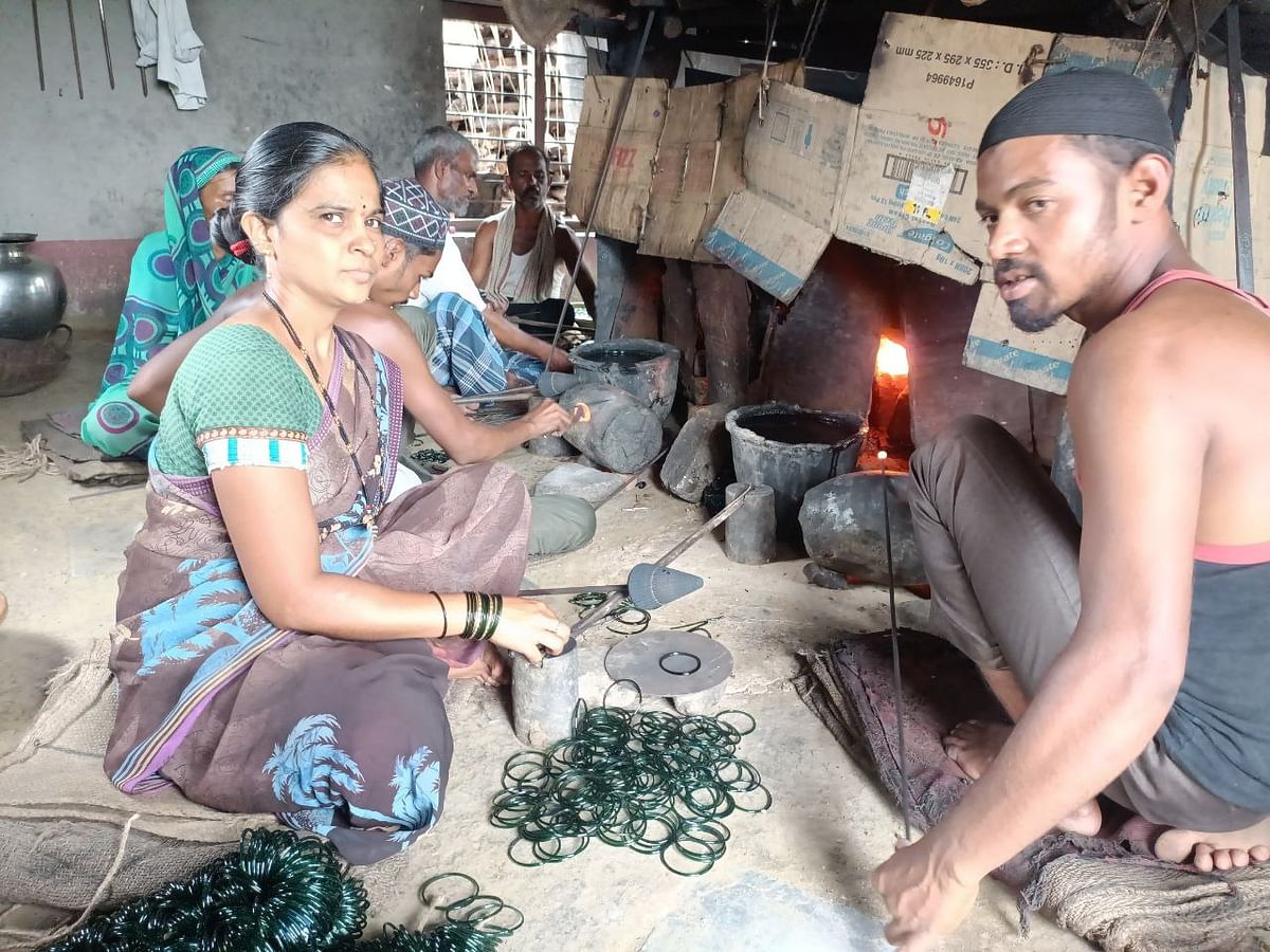 ಮುರಗೋಡದ ಭಟ್ಟಿಯಲ್ಲಿ ತಯಾರಾಗುತ್ತಿರುವ ಹಸಿರು ಗಾಜಿನ ಬಳೆ