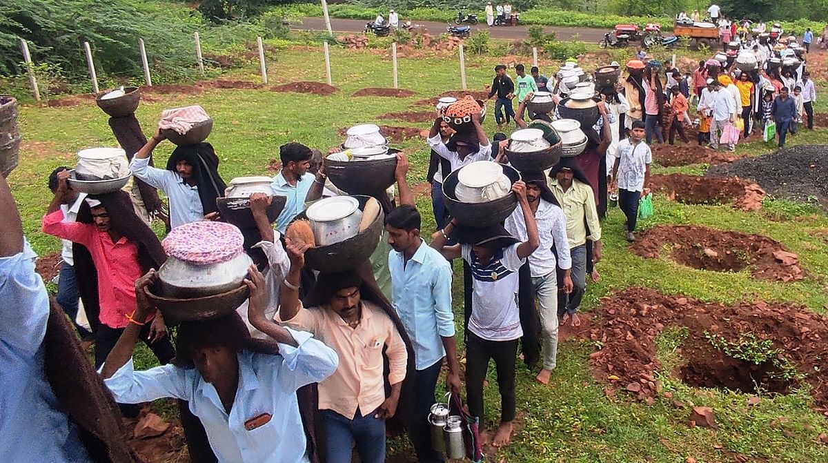 ಬೆನಕಟ್ಟಿಯಲ್ಲಿ ಶುಕ್ರವಾರ ಜರುಗಿದ ಕಿಚಡಿ ಹಬ್ಬದ ಪ್ರಯುಕ್ತ ಜೋಳದ ಕಿಚಡಿಯ ಗಡಿಗೆ ಹೊತ್ತು ಬೆಟ್ಟದ ಮೇಲಿರುವ ಎಂಕಂಚೆಪ್ಪನ ದೇವಸ್ಥಾನಕ್ಕೆ ಸಾಗಿ ಬಂದರು.