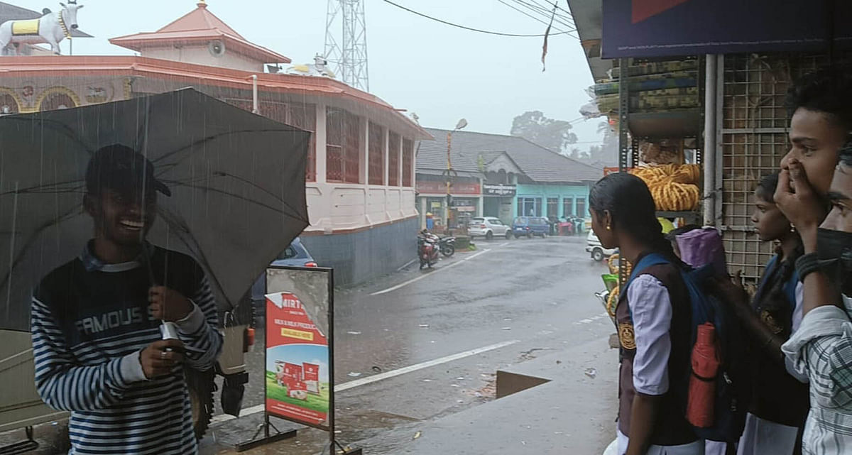 ಗೋಣಿಕೊಪ್ಪಲು ಬಳಿಯ ಪೊನ್ನಂಪೇಟೆಗೆ ಸೋಮವಾರ ಇಡೀ ದಿನ ಸುರಿದ ಭಾರಿ ಮಳೆಯಿಂದ ರಕ್ಷಣೆ ಪಡೆಯಲು ವಿದ್ಯಾರ್ಥಿಗಳು ಅಂಗಡಿ ಮುಂಗಟ್ಟುಗಳ ಮೊರೆ ಹೋದರು