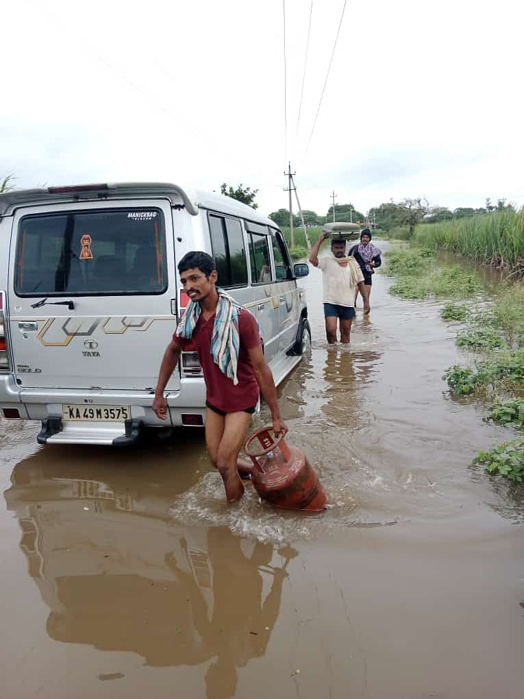 ಬೆಳಗಾವಿ ಜಿಲ್ಲೆಯ ಮೂಡಲಗಿ ತಾಲ್ಲೂಕಿನ ಹುಣಶ್ಯಾಳ ಪಿ.ವೈ ಗ್ರಾಮ ನಡುಗಡೆಯಾಗಿದ್ದು ಗ್ರಾಮಸ್ಥರೊಬ್ಬರು ಅಡುಗೆ ಅನಿಲ ಸಿಲಿಂಡರ್‌ ಹೊತ್ತು ಸುರಕ್ಷಿತ ಸ್ಥಳಕ್ಕೆ ತೆರಳುತ್ತಿರುವುದು
–ಪ್ರಜಾವಾಣಿ ಚಿತ್ರ: ಬಾಲಶೇಖರ ಬಂದಿ