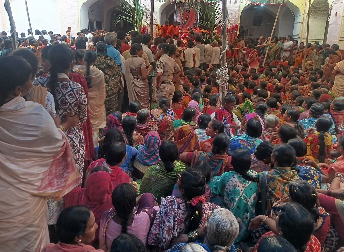 ಪಾರ್ಥಿವ ಶರೀರದ ದರ್ಶನ ಪಡೆಯಲು ಸೇರಿದ್ದ ಭಕ್ತರು