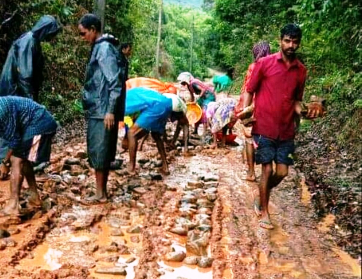 ಖಾನಾಪುರ ತಾಲ್ಲೂಕಿನ ಮಾನ ಗ್ರಾಮದವರೆಗಿನ ಕಚ್ಚಾರಸ್ತೆಯನ್ನು ಯುವಕರೇ ಶ್ರಮದಾನದ ಮೂಲಕ ದುರಸ್ತಿಗೊಳಿಸಿದರು