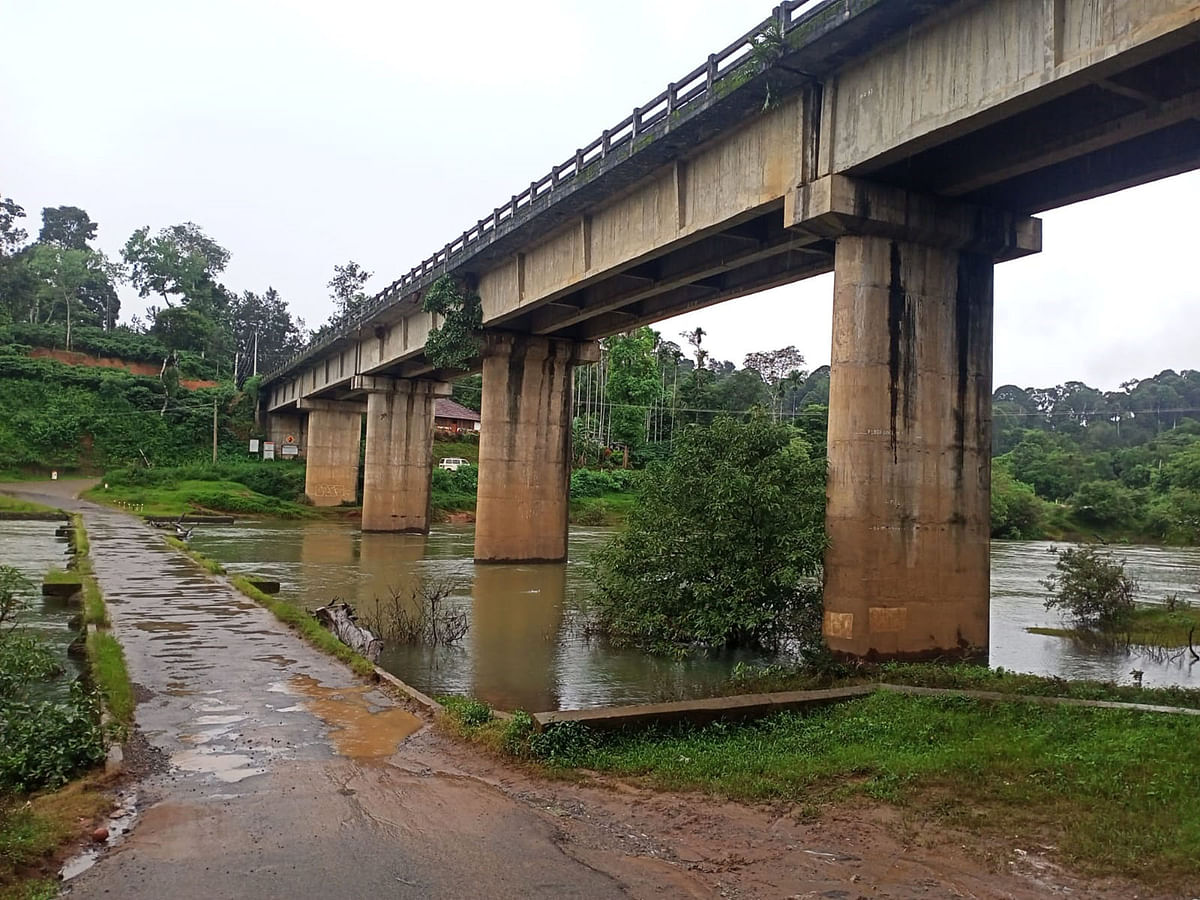 ನಾಪೋಕ್ಲು ಸಮೀಪದ ಬಲಮುರಿಯಲ್ಲಿ ಕಿರು ಸೇತುವೆಯ ಮಟ್ಟಕ್ಕೆ ನೀರಿನ ಹರಿವು ಕಂಡು ಬಂದ ದೃಶ್ಯ